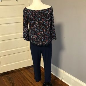 Capri length leggings with ankle detail